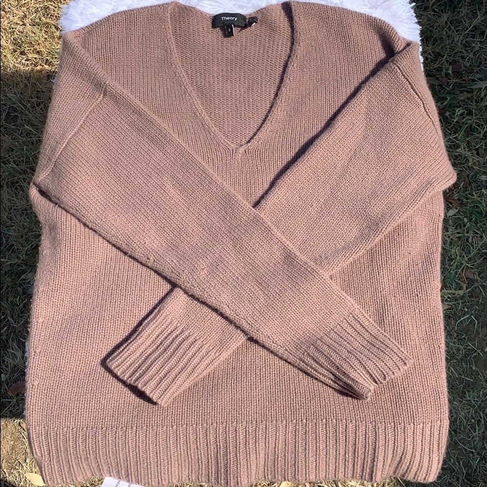 Theory v-neck sweater size S 100% cashmere